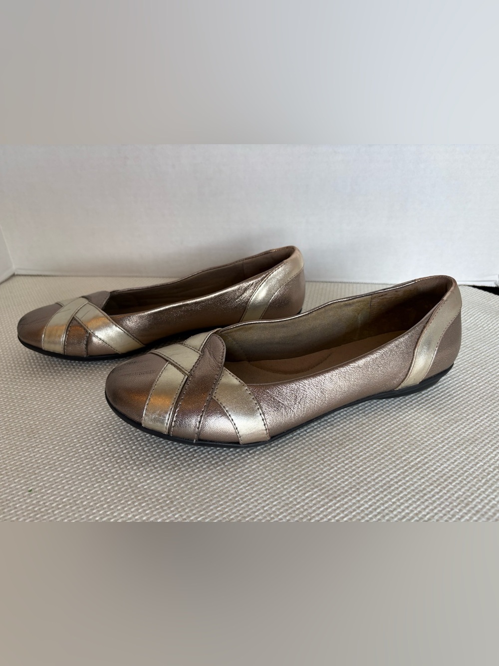 Ultimate Comfort Collection by Clarks Gold Bronze Flat Shoes Size 9M Round Toe